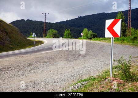 Svoltare in autostrada in Turchia. Segnale di avvertenza sulla strada. Foto Stock