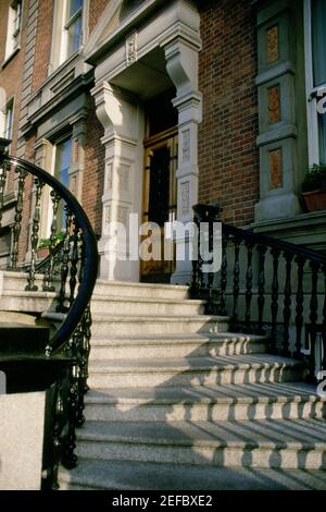Scala di fronte ad un edificio, Dublino, Repubblica d'Irlanda Foto Stock