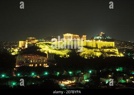 Vista ad alto angolo degli edifici in una città illuminata di notte, Partenone, Atene, Grecia Foto Stock