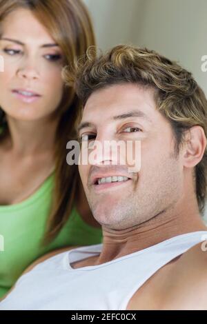 Ritratto di un mid adult sorridente con un giovane donna accanto a lui Foto Stock