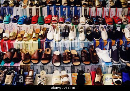 Scarpe esposte in una bancarella di mercato, Italia Foto Stock