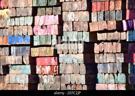 Vibranti travi industriali in legno multicolore verniciate con mosaici invecchiati. Foto Stock