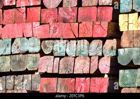 Vibranti travi industriali in legno multicolore verniciate con mosaici invecchiati. Foto Stock