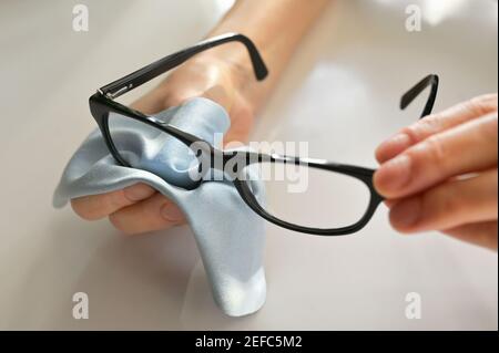 Panni in microfibra salviette per la pulizia di occhiali da vista o occhiali  da sole Foto stock - Alamy