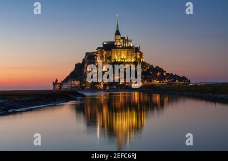 Le Mont Saint Michel è un'abbazia medievale situata su un'isola nella baia di St. Michel Foto Stock