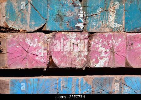 Vibranti travi industriali in legno multicolore verniciate con mosaici invecchiati. Foto Stock