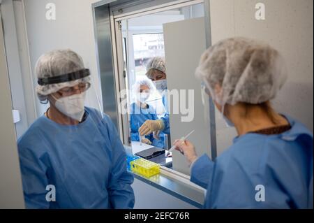 Sindelfingen, Germania. 17 Feb 2021. Le donne dipendenti di una stazione di test Corona Rapid, situata in un parcheggio, il processo ha eseguito test rapidi. Nel distretto di Böblingen, la gente può ottenere testato per il virus corona due volte alla settimana gratuitamente. La strategia di test rapido ha già fatto notizia a livello nazionale come il 'modello Böblingen'. Credit: Sebastian Gollnow/dpa/Alamy Live News Foto Stock