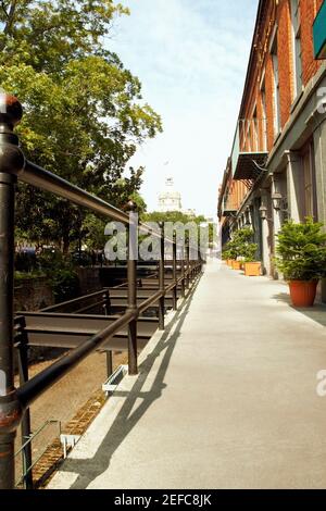 Passerella di fronte ai negozi, Savannah Cotton Exchange, Savannah, Georgia, USA Foto Stock