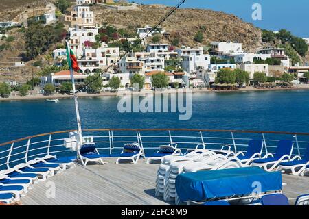 Sedie a sdraio sul ponte di una nave, Patmos, Isole Dodecanesi, Grecia Foto Stock