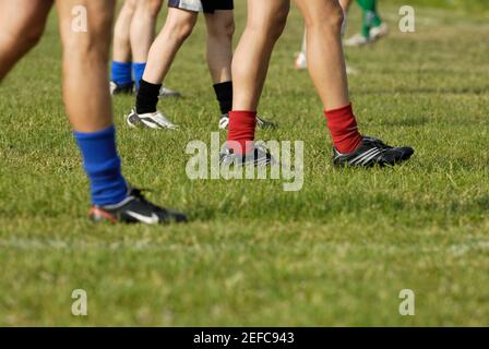 Giocatori di calcio, persone o squadra che camminano dopo il fitness,  l'allenamento e l'allenamento sul campo d'erba. Sorridete, felici e  chiacchierando con amici di calcio, coppia o uomo un Foto stock 