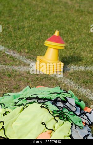 Primo piano di coni stradali in un campo di calcio Foto Stock