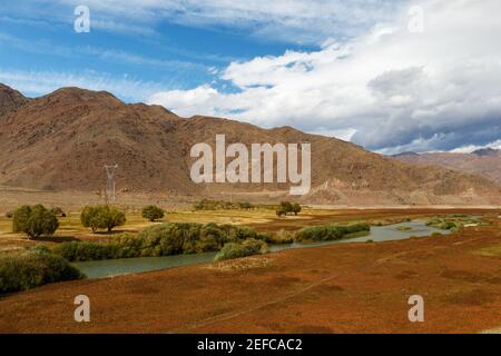 Fiume Chu, Kirghizistan, confine tra la regione di Issyk-Kul e la regione di Naryn Foto Stock