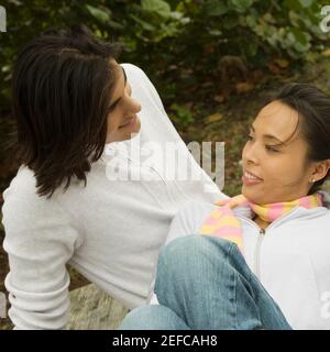 Vista ad alto angolo di una giovane coppia che guarda ciascuno altro sorridente Foto Stock