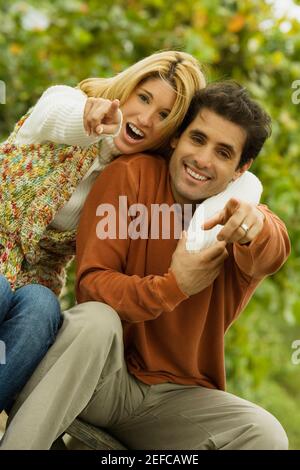 Ritratto di una giovane coppia che punta in avanti Foto Stock
