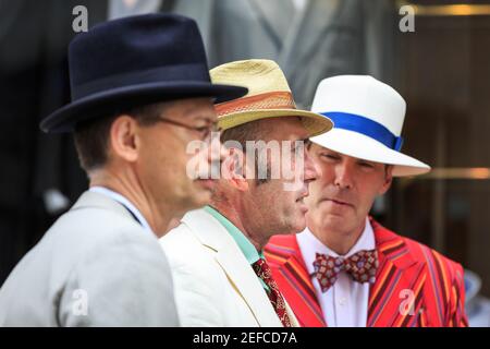 Tempio di Gustav (m), organizzatore e redattore 'The CHAP', alla 'The Grand Flaneur' Walk, Mayfair, Londra, Regno Unito Foto Stock