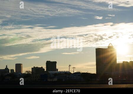 Atlantic City, Stati Uniti. 17 Feb 2021. Il sole sorge dietro la torre principale dell'ex Trump Plaza Hotel and Casino (centro a sinistra) la mattina è previsto per essere demolito a Atlantic City, Stati Uniti. L'hotel e il casinò di proprietà dell'ex presidente Donald Trump sono stati chiusi nel 2014 dopo essere falliti. Credit: Chase Sutton/Alamy Live News Foto Stock