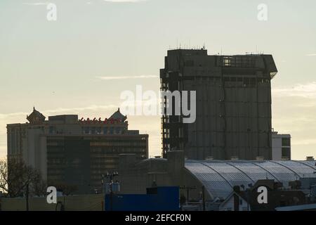 Atlantic City, Stati Uniti. 17 Feb 2021. Il sole sorge dietro la torre principale dell'ex Trump Plaza Hotel and Casino la mattina è previsto di essere demolito a Atlantic City, Stati Uniti. L'hotel e il casinò di proprietà dell'ex presidente Donald Trump sono stati chiusi nel 2014 dopo essere falliti. Credit: Chase Sutton/Alamy Live News Foto Stock