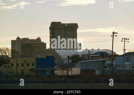 Atlantic City, Stati Uniti. 17 Feb 2021. Il sole sorge dietro la torre principale dell'ex Trump Plaza Hotel and Casino la mattina è previsto di essere demolito a Atlantic City, Stati Uniti. L'hotel e il casinò di proprietà dell'ex presidente Donald Trump sono stati chiusi nel 2014 dopo essere falliti. Credit: Chase Sutton/Alamy Live News Foto Stock