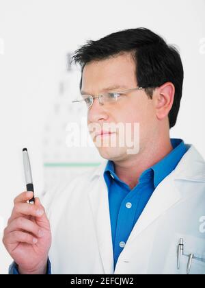 Close up di un medico maschio che tiene una penna Foto Stock