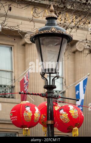 LONDRA, UK - 21 FEBBRAIO 2010: Lanterne di carta cinese sul lampione in Trafalgar Square durante le celebrazioni per il Capodanno cinese Foto Stock