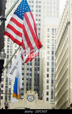 Vista ad angolo basso della bandiera americana su un edificio, Chicago Board of Trade, Chicago, Illinois, USA Foto Stock