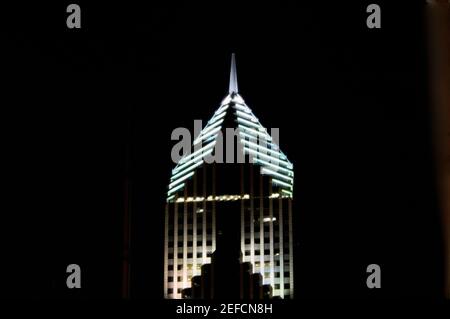 Vista ad angolo basso della cima di un edificio illuminato di notte, Prudential Tower, Chicago, Illinois, USA Foto Stock