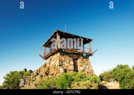 Vista ad angolo basso di un belvedere su una montagna, il Monte Tamalpais state Park, California, Stati Uniti Foto Stock