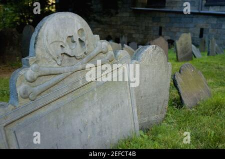 Primo piano di cranio e ossa incrociate su una tomba, Boston, Massachusetts, USA Foto Stock