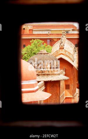Vista in sezione alta delle cupole viste attraverso una finestra, Palazzo della Città, Jaipur, Rajasthan, India Foto Stock