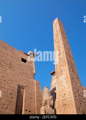 Vista ad angolo basso di un obelisco, Tempio di Luxor, Luxor, Egitto Foto Stock