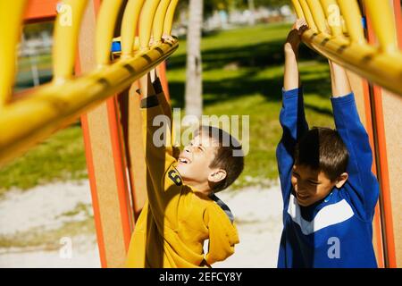 Primo piano di due fratelli appesi su una palestra nella giungla Foto Stock