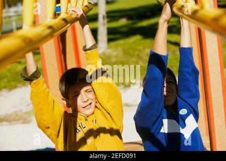 Primo piano di due fratelli appesi su una palestra nella giungla Foto Stock