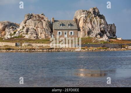 Casa tra due rocce, le Gouffre du Castel-Meuru, Plougrescant, nei pressi di Treguier, Côte de Granit Rose, Bretagna Francia Foto Stock