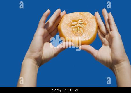 Close up di una personŽs mano che tiene una squash Foto Stock