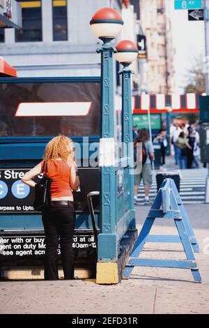 Vista posteriore di una donna in piedi all'ingresso di un sottopasso Foto Stock