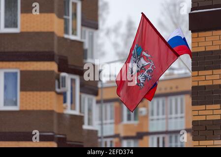 Bandiera di Mosca e Russia sulla casa. Prima della vacanza, appendono bandiere. Foto Stock