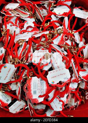 16 febbraio 2021-Bucarest, Romania. I negozi si preparano a vendere martisoare per la celebrazione primaverile del 1 marzo come una tradizione rumena. Foto Stock