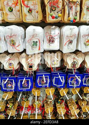 16 febbraio 2021-Bucarest, Romania. I negozi si preparano a vendere martisoare per la celebrazione primaverile del 1 marzo come una tradizione rumena. Foto Stock