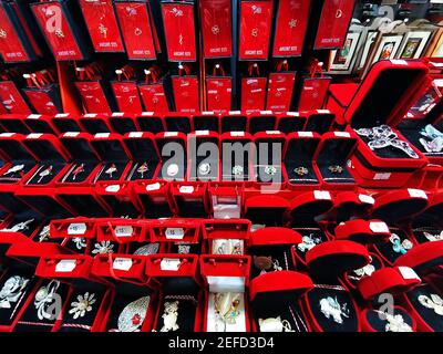 16 febbraio 2021-Bucarest, Romania. I negozi si preparano a vendere martisoare per la celebrazione primaverile del 1 marzo come una tradizione rumena. Foto Stock