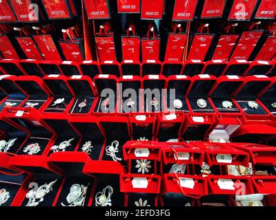 16 febbraio 2021-Bucarest, Romania. I negozi si preparano a vendere martisoare per la celebrazione primaverile del 1 marzo come una tradizione rumena. Foto Stock