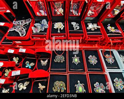 16 febbraio 2021-Bucarest, Romania. I negozi si preparano a vendere martisoare per la celebrazione primaverile del 1 marzo come una tradizione rumena. Foto Stock