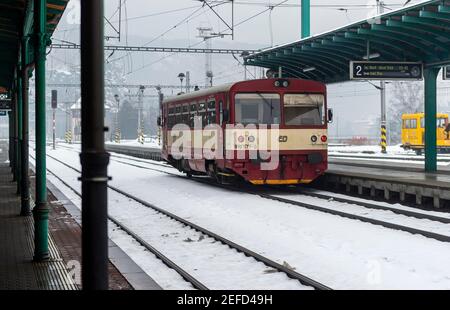 Decin, Repubblica Ceca. 17 Feb 2021. La compagnia ferroviaria nazionale ceca Ceske drahy (CD) sospenderà la circolazione di tutti i treni tra la Repubblica Ceca e la Germania in entrambe le direzioni a partire da domenica a causa delle misure antiepidemiche. Foto treno di CD nella stazione ferroviaria di Decin, Repubblica Ceca, 17 febbraio 2021. Credit: Ondrej Hajek/CTK Photo/Alamy Live News Foto Stock