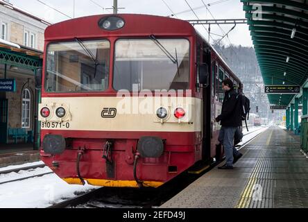 Decin, Repubblica Ceca. 17 Feb 2021. La compagnia ferroviaria nazionale ceca Ceske drahy (CD) sospenderà la circolazione di tutti i treni tra la Repubblica Ceca e la Germania in entrambe le direzioni a partire da domenica a causa delle misure antiepidemiche. Foto treno di CD nella stazione ferroviaria di Decin, Repubblica Ceca, 17 febbraio 2021. Credit: Ondrej Hajek/CTK Photo/Alamy Live News Foto Stock