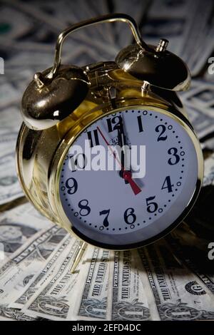 Primo piano di una sveglia sulla valuta cartacea Foto Stock