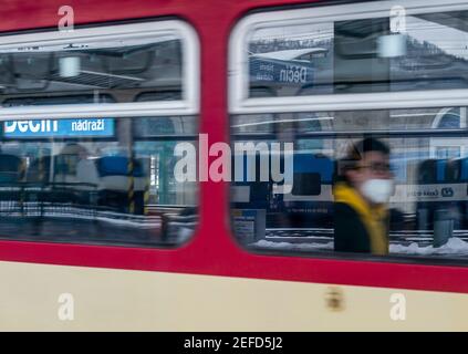 Decin, Repubblica Ceca. 17 Feb 2021. La compagnia ferroviaria nazionale ceca Ceske drahy (CD) sospenderà la circolazione di tutti i treni tra la Repubblica Ceca e la Germania in entrambe le direzioni a partire da domenica a causa delle misure antiepidemiche. Foto treno di CD nella stazione ferroviaria di Decin, Repubblica Ceca, 17 febbraio 2021. Credit: Ondrej Hajek/CTK Photo/Alamy Live News Foto Stock