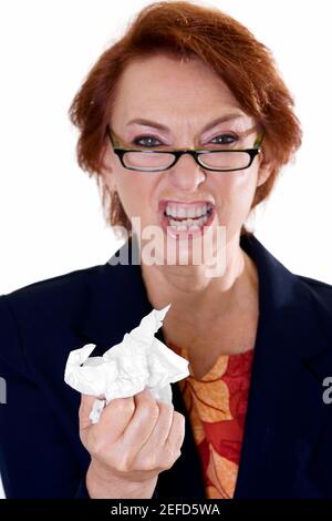 Ritratto di una donna d'affari che pigiava la carta Foto Stock