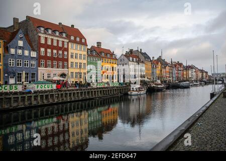 Il quartiere di Nyhavn è uno dei più famosi punti di riferimento della Danimarca, con edifici e barche colorati. Foto Stock