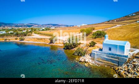 Piccola chiesa greca su una linea costiera dell'isola di Paros, Grecia Foto Stock