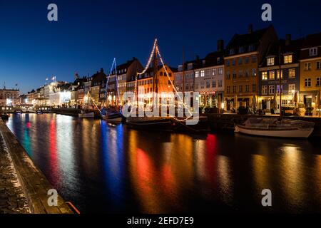 L'atmosfera fantastica al Nyhavn durante la notte a Copenhagen Foto Stock