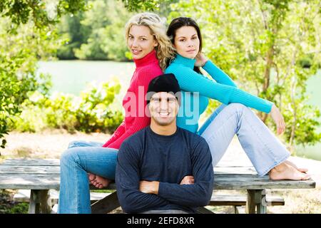 Ritratto di un mid adult e di due giovani donne sorridente Foto Stock